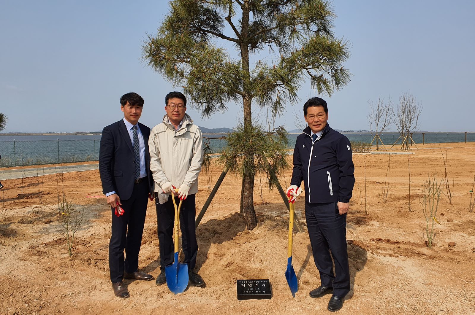 4.7-새만금동서도로누리생태공원기념식수.JPG