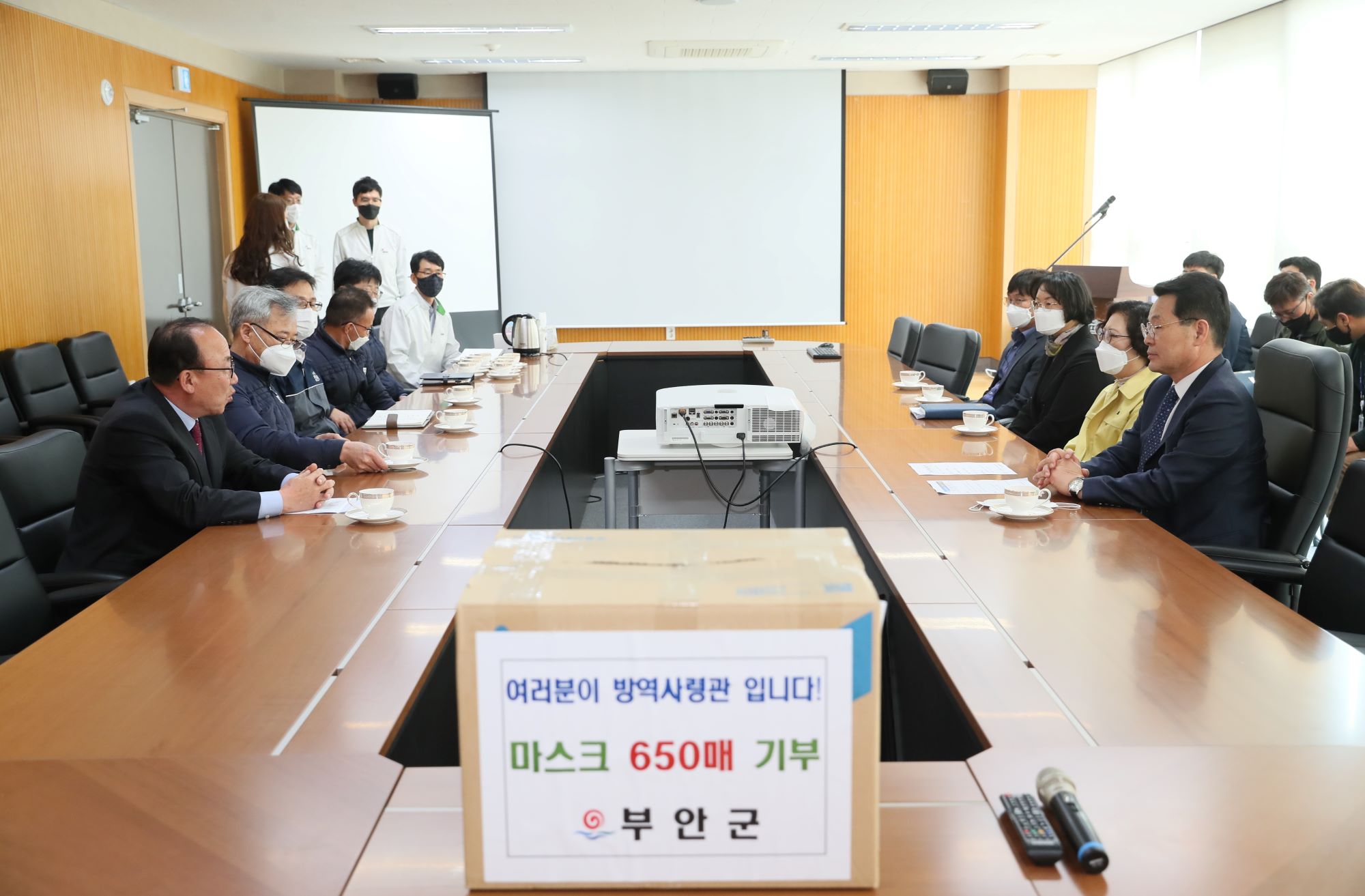 4.13-참프레근무하는다문화가정,코로나19대응물품기탁식.JPG