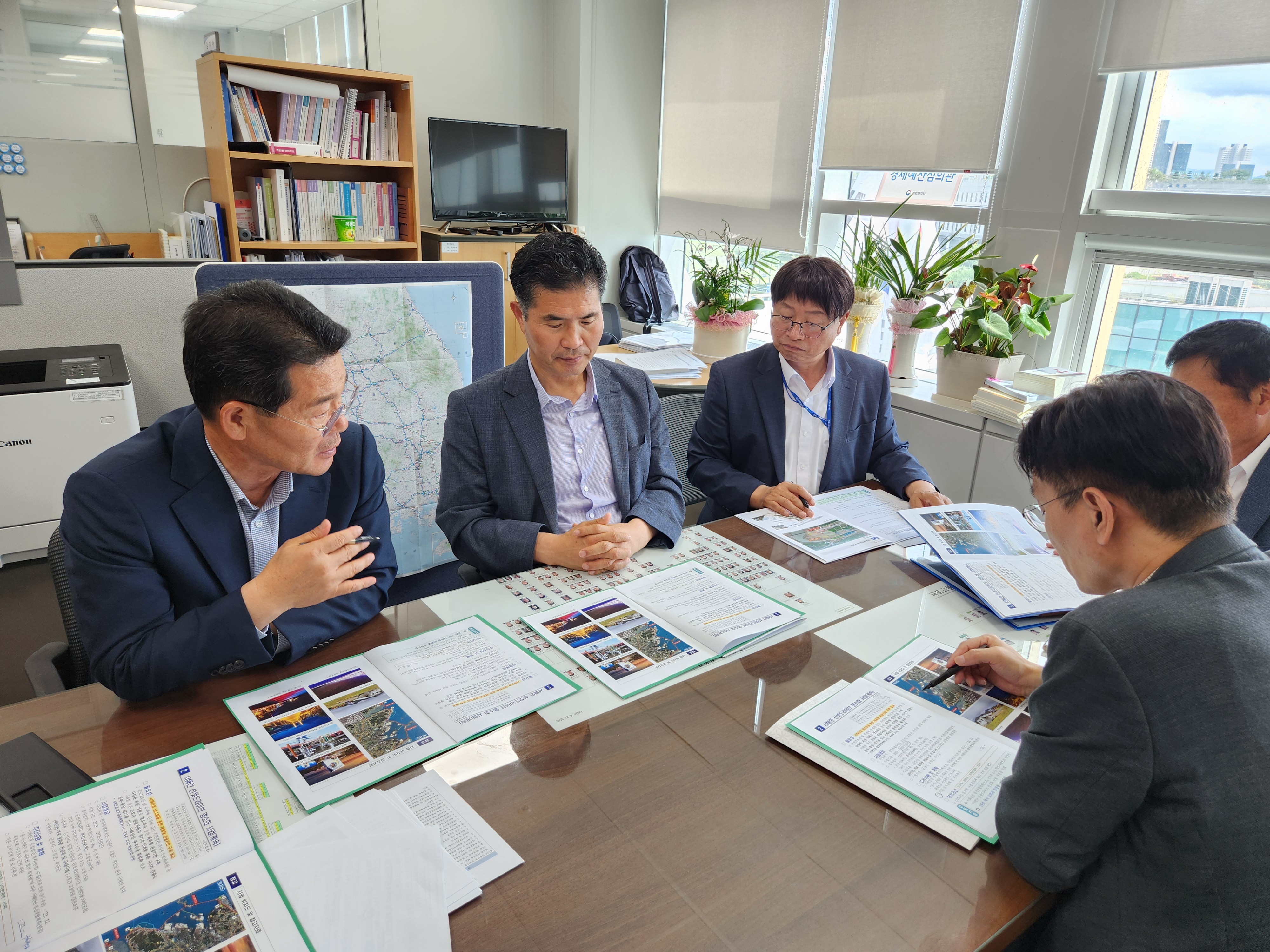 권익현부안군수이원택의원동행국가예산확보기재부방문(강준모국토교통예산과장).jpg