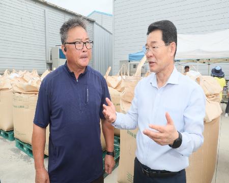 권익현부안군수_부안군국산밀수매현장방문농업인격려.jpeg